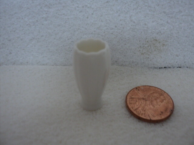 DOLLHOUSE VASE- WHITE PORCELAIN
A1677