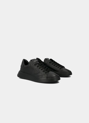 PHILIPPE MODEL Sneaker maxi fondo in gomma , realizzata totalmente in pelle, spoiler in pelle logato. Col. Total Black