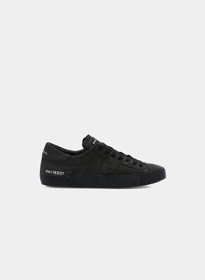 PHILIPPE MODEL Sneaker Classic realizzata in pelle morbidissima, lacci in cotone neri, suola in gomma in tono, trattamenti artigianali .Col. Total Black