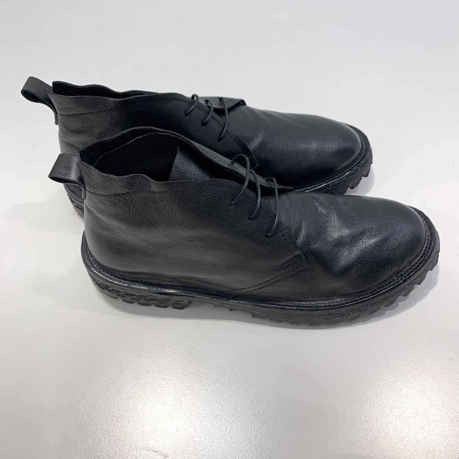 MOMA Scarpa “ Clark “ in pelle effetto vintage, fondo gomma a carro armato ultra light e flessibile, interamente Made in Italy. Calzata Abbondante. Col. Nero