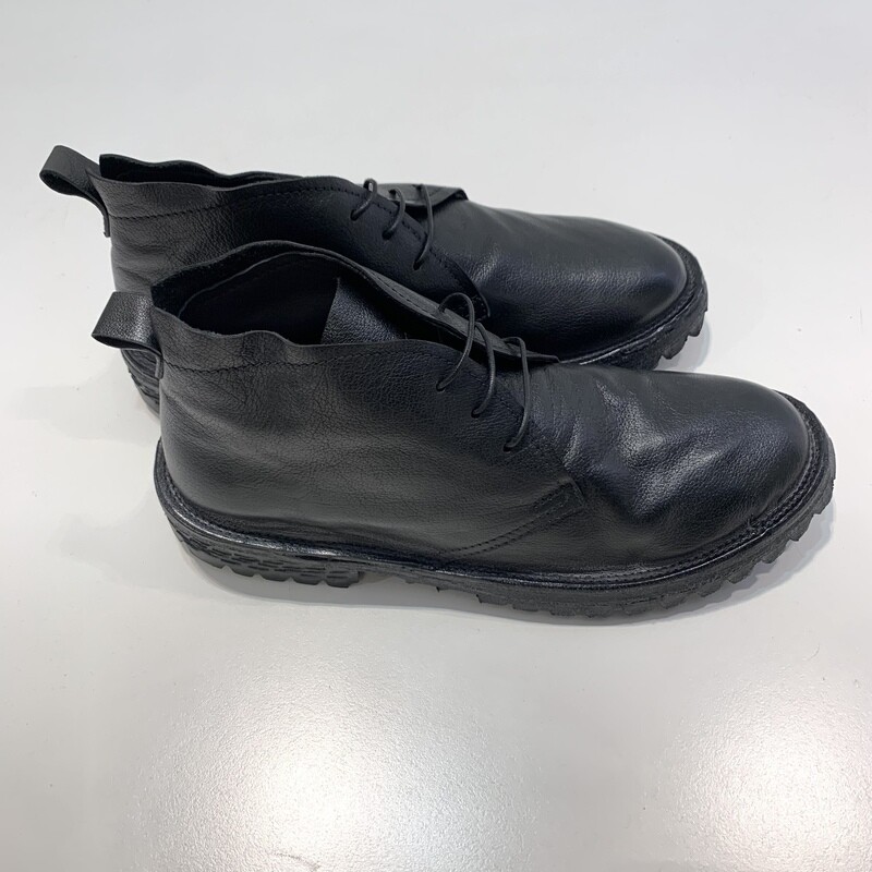 MOMA Scarpa “ Clark “ in pelle effetto vintage, fondo gomma a carro armato ultra light e flessibile, interamente Made in Italy. Calzata Abbondante. Col. Nero