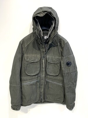 CP COMPANY Field Jacket tinto in capo, cotone cerato Ba-Tic mano cotone croccante, interno staccabile, cappuccio fisso. Col. Militare