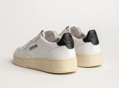 AUTRY Sneaker realizzata in pelle, talloncino Logato in contrasto. Col. Bianco / Nero