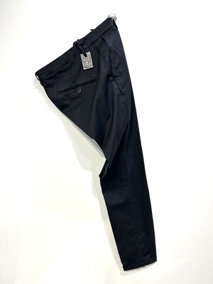 Pantalone in cotone, lyocel elastan, vestibilita
“ Carrot ” Col. Nero