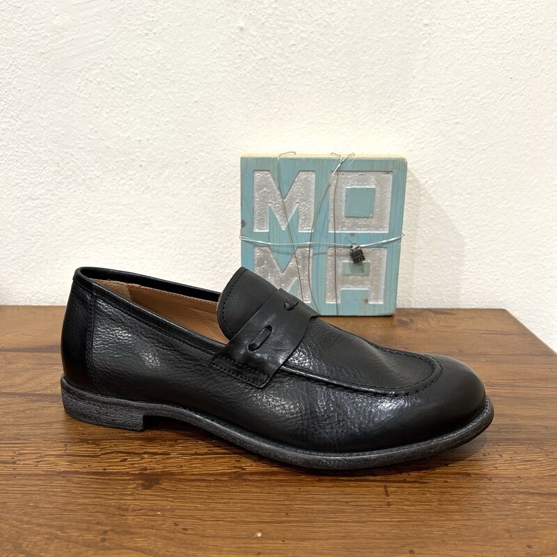 Mocassino in pelle martellata vintage, con punta tonda, suola con inserti in gomma antiscivolo. Col. Nero