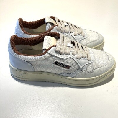 AUTRY Sneaker bassa ispirata ai modelli vintage anni 80. Tomaia in pelle craccata e mesh tecnico, talloncino in pelle in tono. Col. Bianco / Caramello
