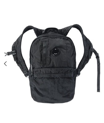 CP COMPANY Zaino backpack in nylon weather resistant, spalline imbottite regolabili, tasca frontale con zip e lente CP. Col. Nero