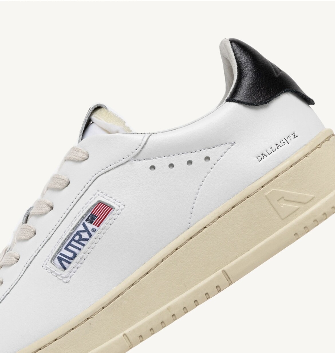 Sneaker realizzata in pelle, impuntura a vista.