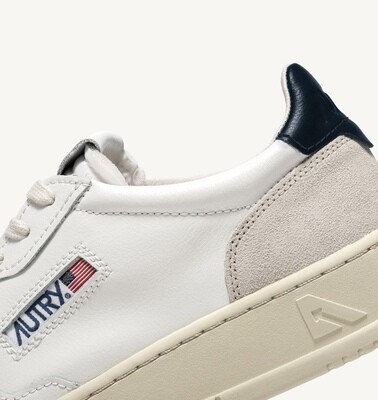 Sneaker bassa Autry ispirata ai modelli vintage anni 80.