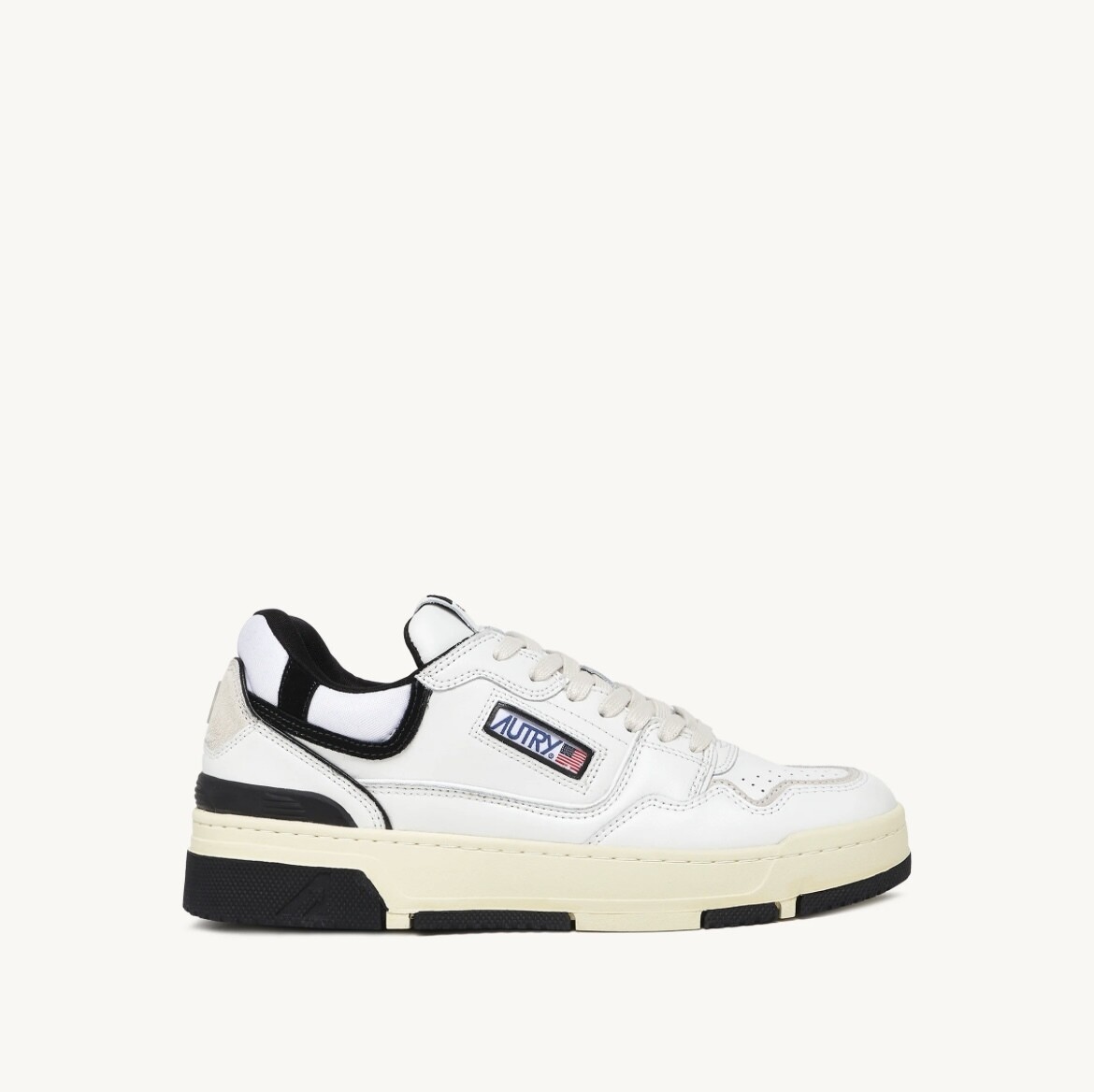 Sneaker realizzata in pelle con inserti in tessuto tecnico