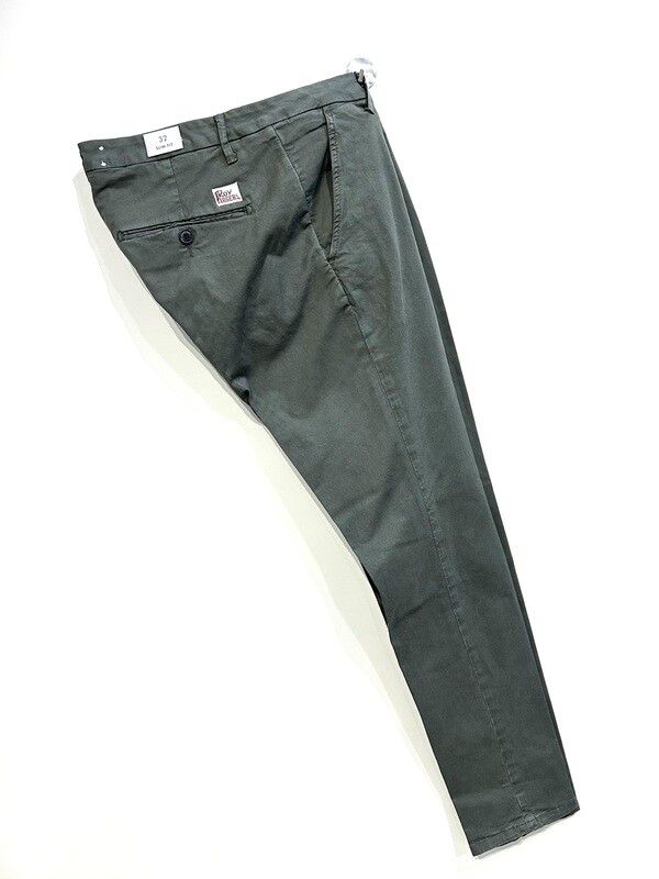 Pantalone in gabardina di cotone strech, slim fit. Col. Militare