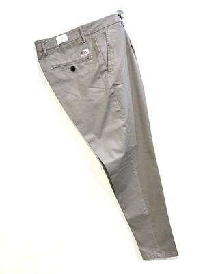 Pantalone in gabardina di cotone strech, Relaxed fit. Col. Taupe