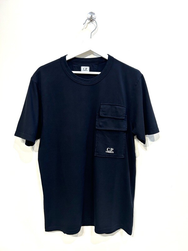 Tshirt in cotone, taschini frontali, stampa. Col. Nero