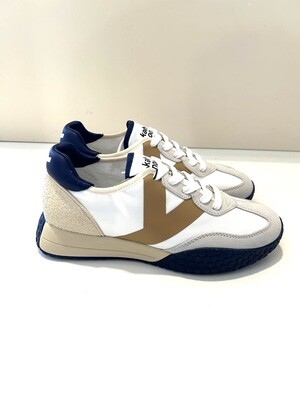 Sneaker in nylon e camoscio, d’ispirazione atletica anni 70. Col. Bianco / Sabbia / Bleu
