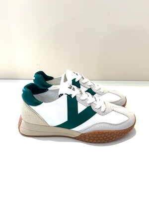 Sneaker in nylon e camoscio, d’ispirazione atletica anni 70. Col. Bianco / Verde