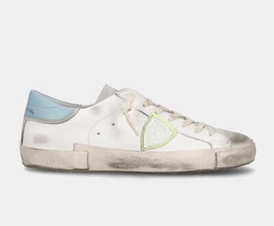 Sneaker in pelle e suede used, spoiler colorato a contrasto. Col. Bianco / Azzurro / Lime