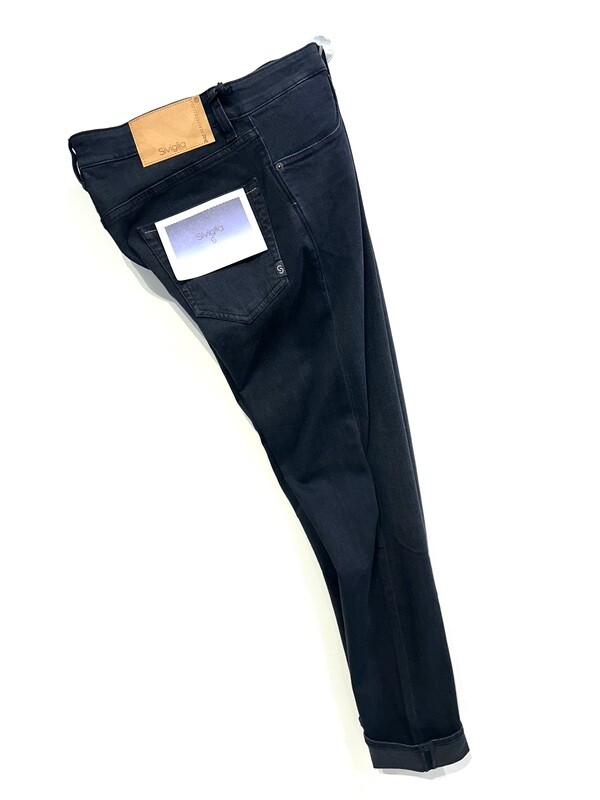 Jeans in tela denim elasticizzato lavato. Col. Nero
