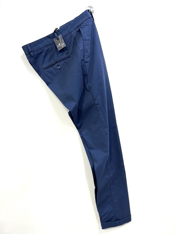 Pantalone in cotone elasticizzato broken twill. Col. Blu aperto