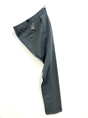 Pantalone in cotone elasticizzato broken twill. Col. Militare