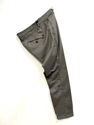 Pantalone in cotone, lyocel elastan, vestibilita
“ Carrot ” Col. Militare
