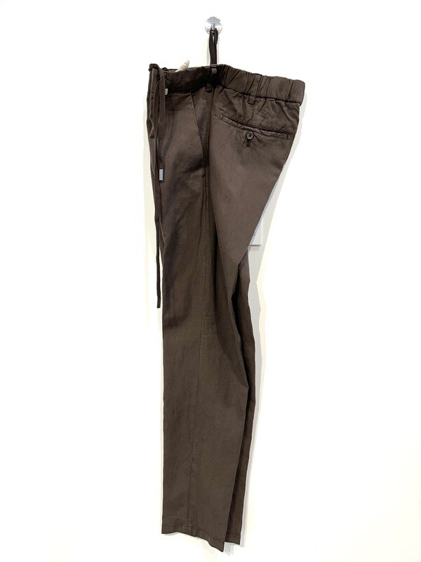 Pantalone in lyocel cotone e lino con coulisse. Col. Cioccolato