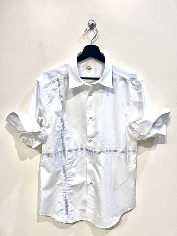 Camicia in cotone leggero, inserti in contrasto ricamati. Col. Bianco