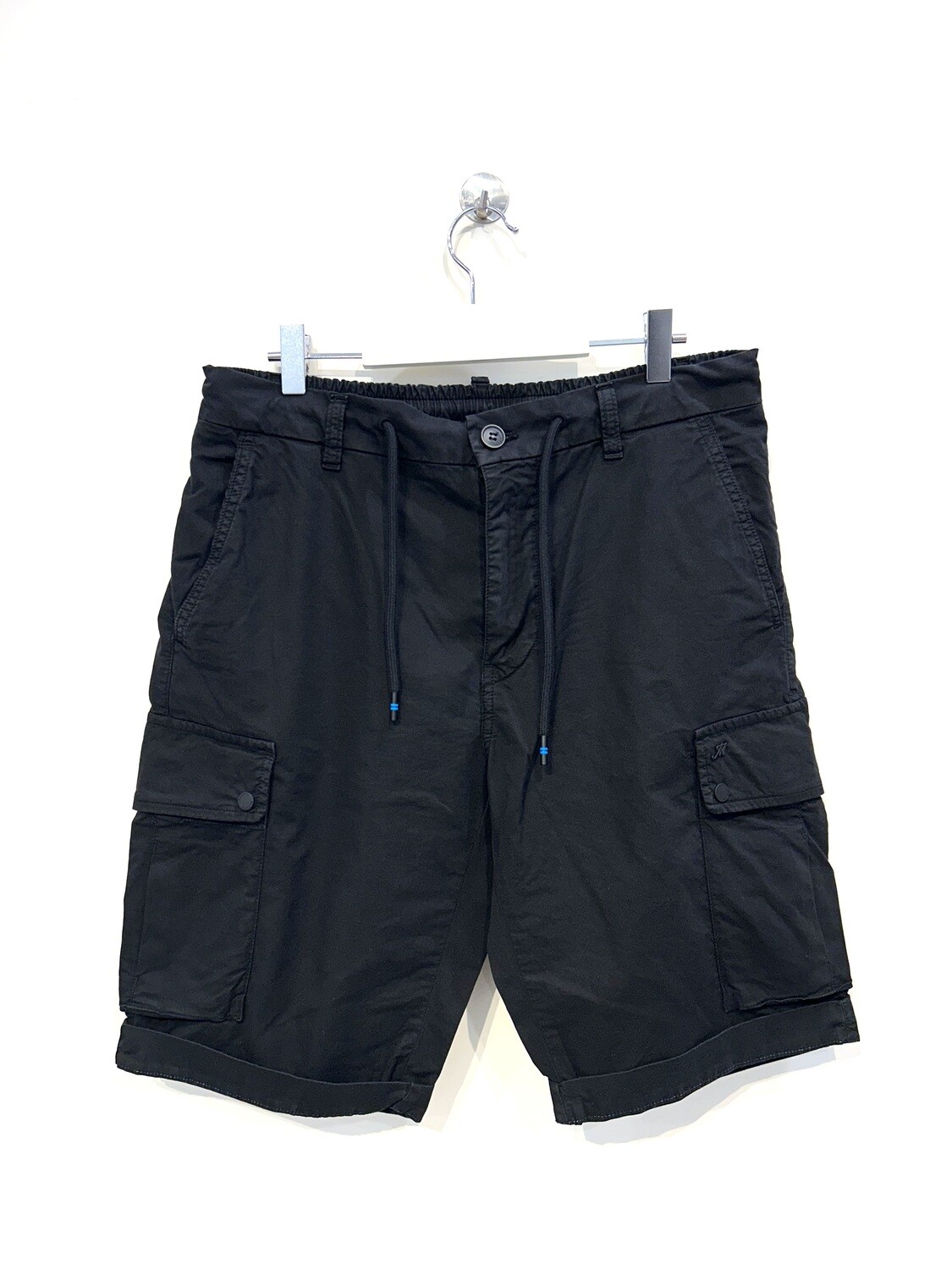 Bermuda cargo gabardina strech, elastico e coulisse, relaxed fit. Col. Nero