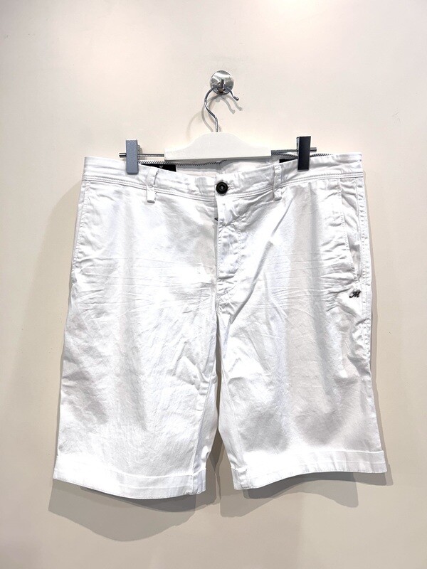 Bermuda chinos di cotone strech lavato, slim fit. Col. Bianco