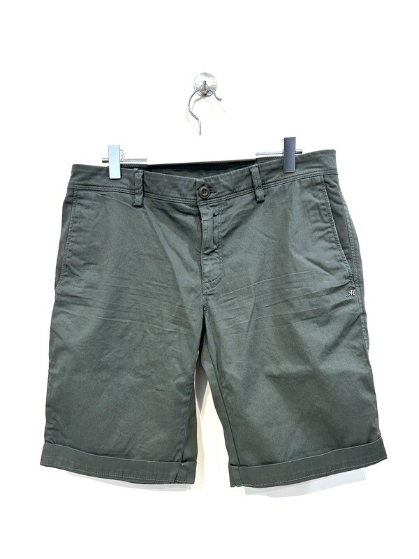 Bermuda raso di cotone strech lavato, slim fit. Col. Verde Militare