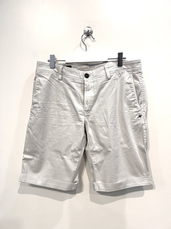 Bermuda raso di cotone strech lavato, slim fit. Col. Sabbia