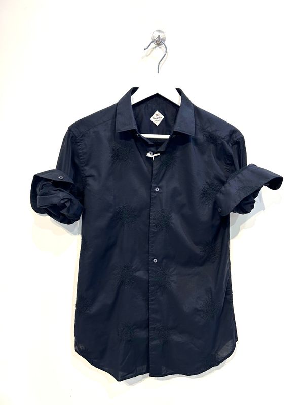 Camicia in mussola di cotone leggerissima ricamata tono su tono. Col. Nero