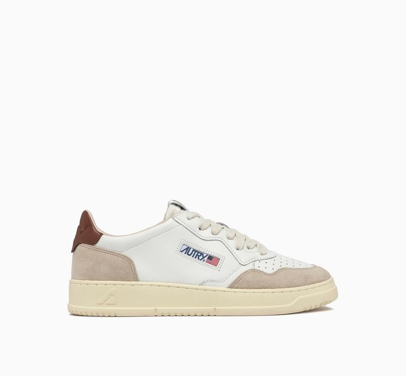 Sneaker bassa ispirata ai modelli vintage anni 80.