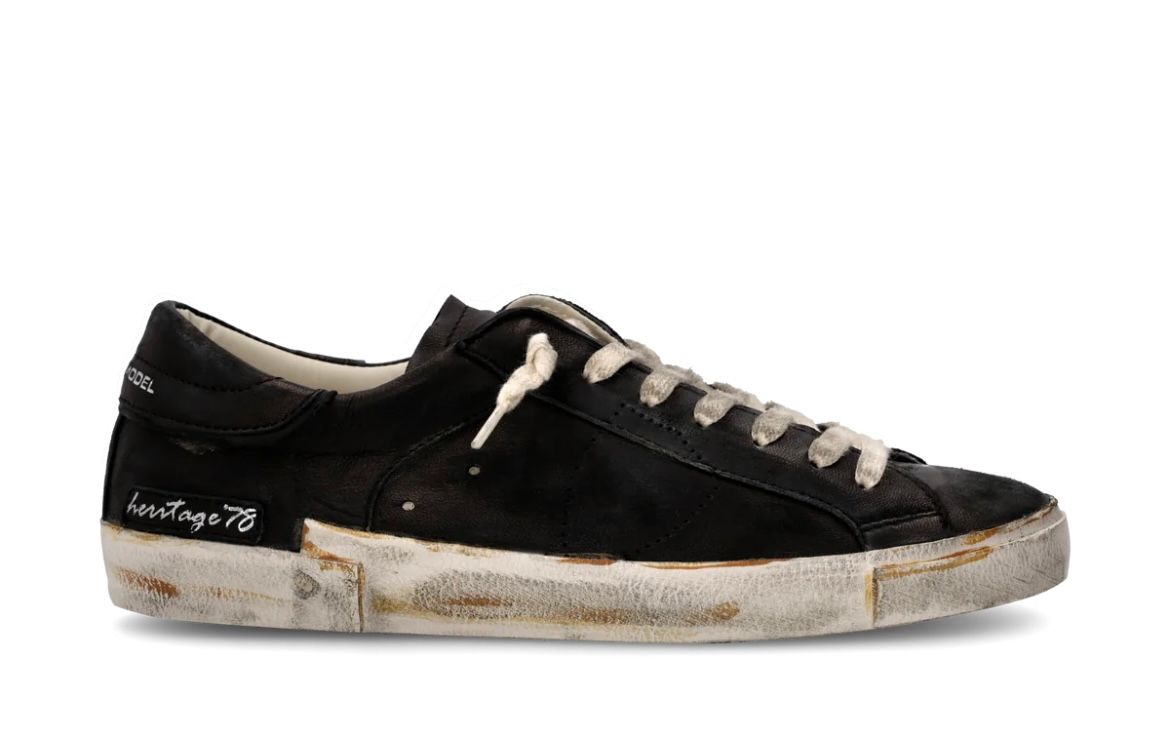 Sneaker in pelle di capretto trattamenti artigianali eretto ruggine, scudetto scucito . Col. Nero