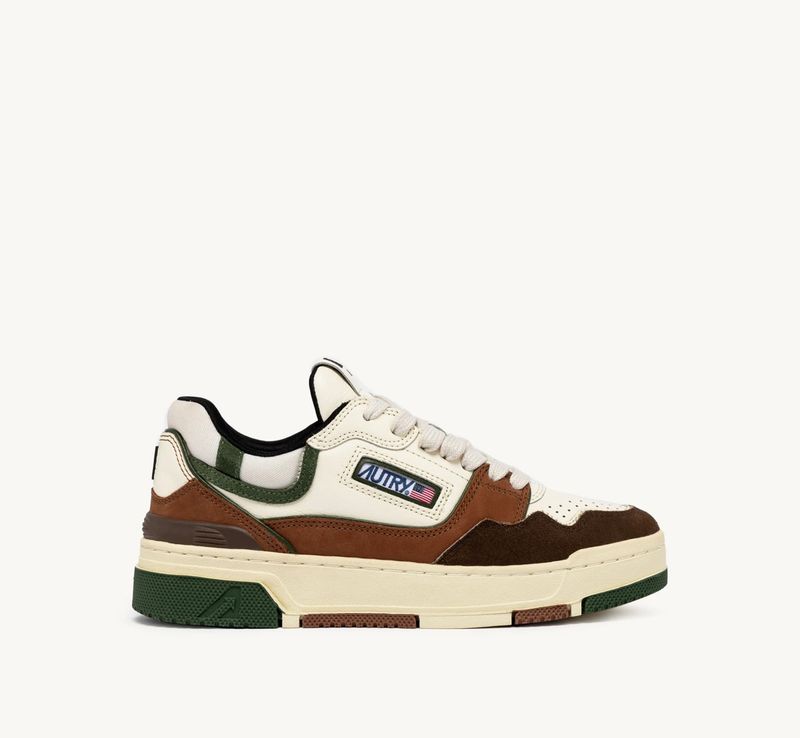 Sneaker realizzata in pelle con inserti in tessuto tecnico
