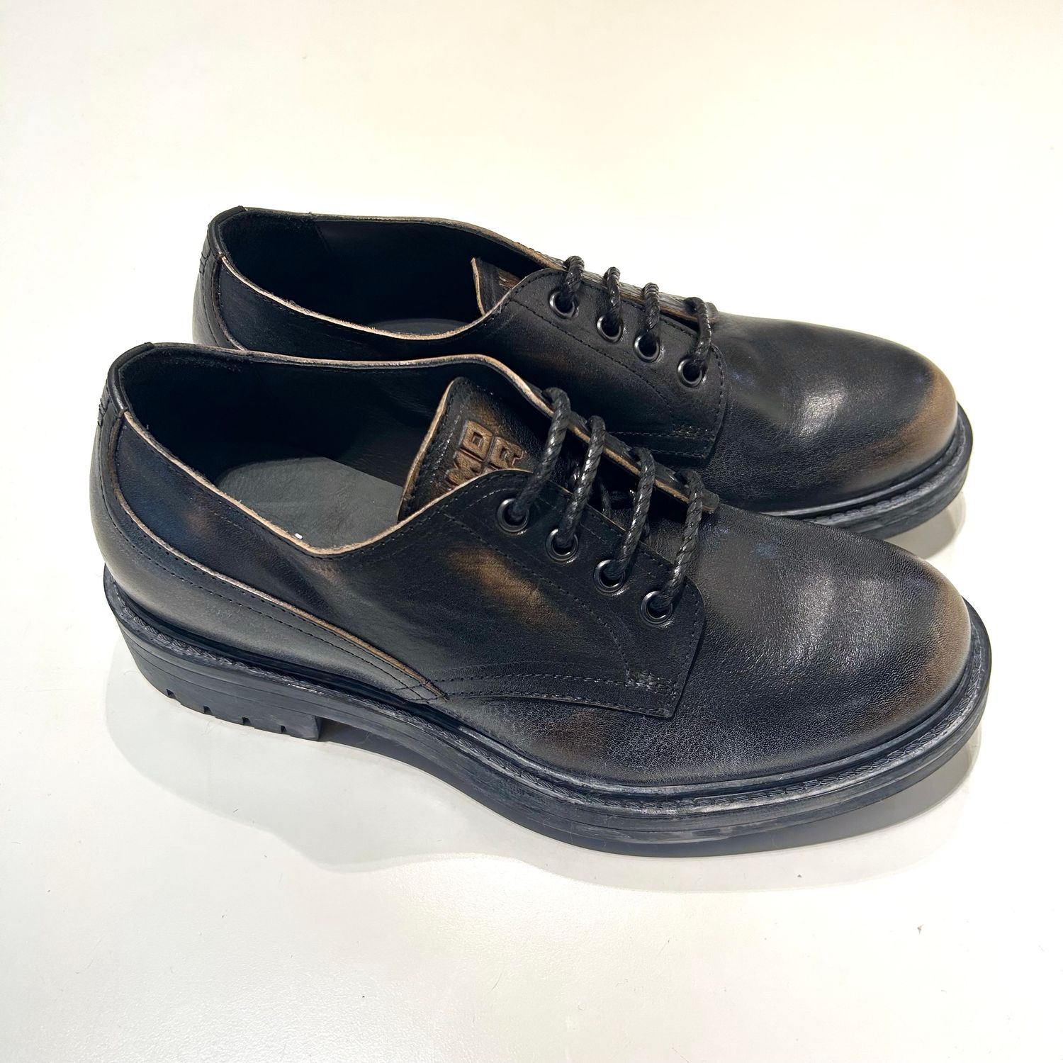 Scarpa derby in pelle trattamento artigianale spazzolato. Col. Nero / Moro