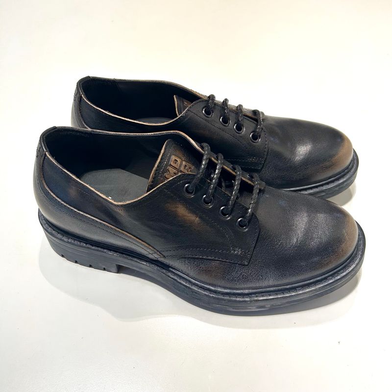 Scarpa derby in pelle trattamento artigianale spazzolato. Col. Nero / Moro