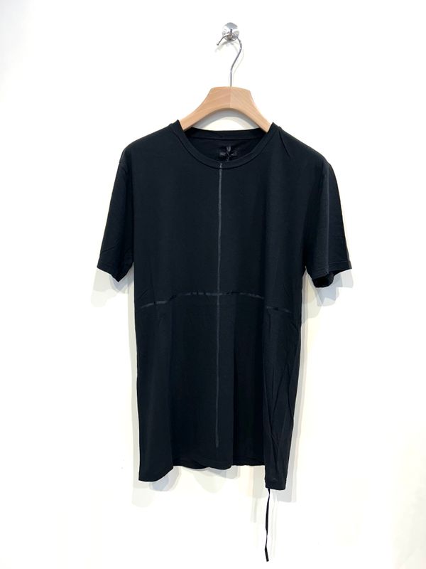 Tshirt manica corta in cotone laserata e gommata. Col. Nero