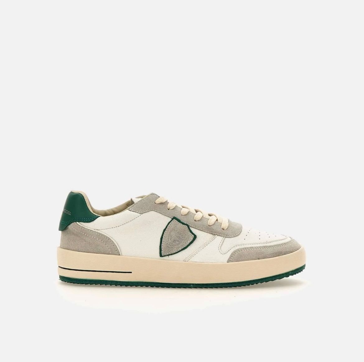 Sneaker fondo cassetta, realizzata in pelle e camoscio. Col. Bianco / Verdone