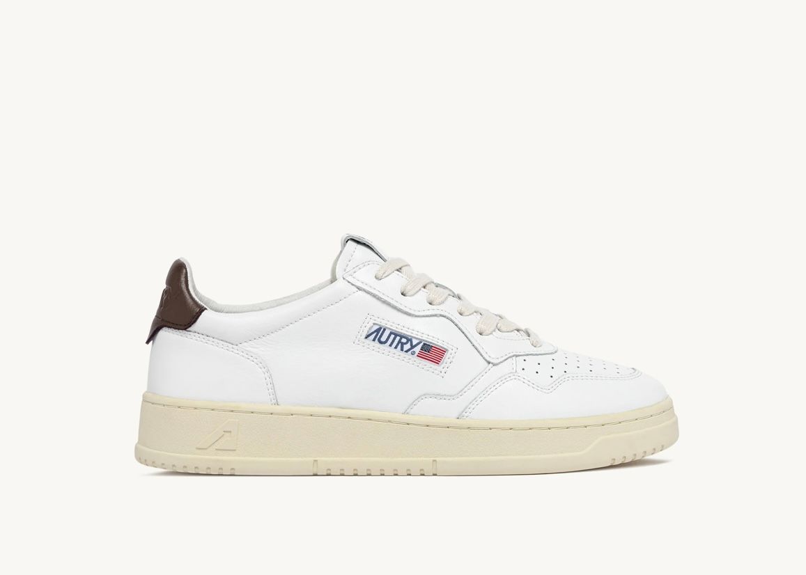 Sneaker Autry realizzata in pelle, talloncino Logato in contrasto. Col. Bianco- T. Moro