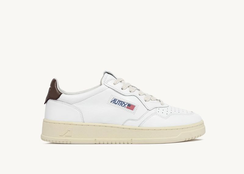 Sneaker Autry realizzata in pelle, talloncino Logato in contrasto. Col. Bianco- T. Moro