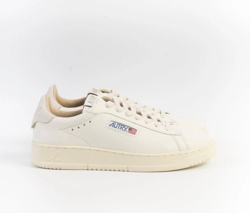 Sneaker realizzata in pelle, impuntura a vista. Col. Crema