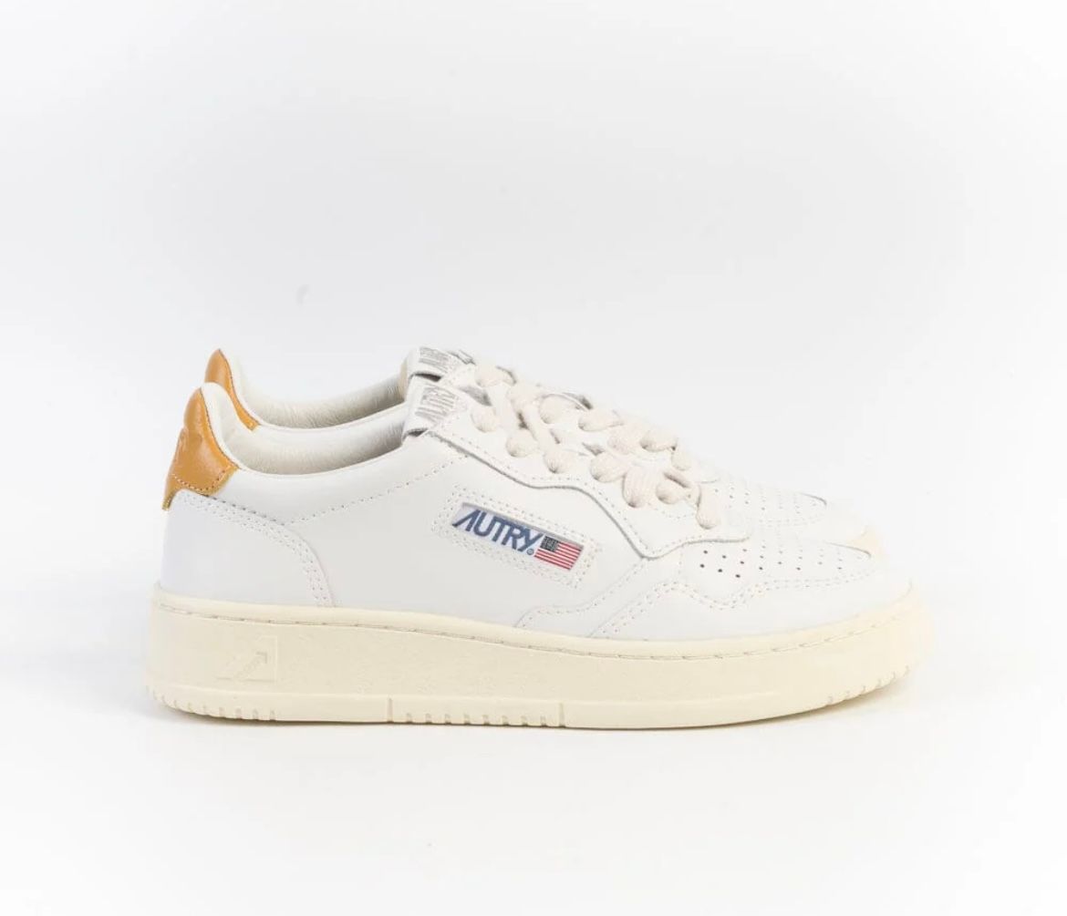 Sneaker Autry realizzata in pelle, talloncino Logato in contrasto. Col. Bianco- Ocra