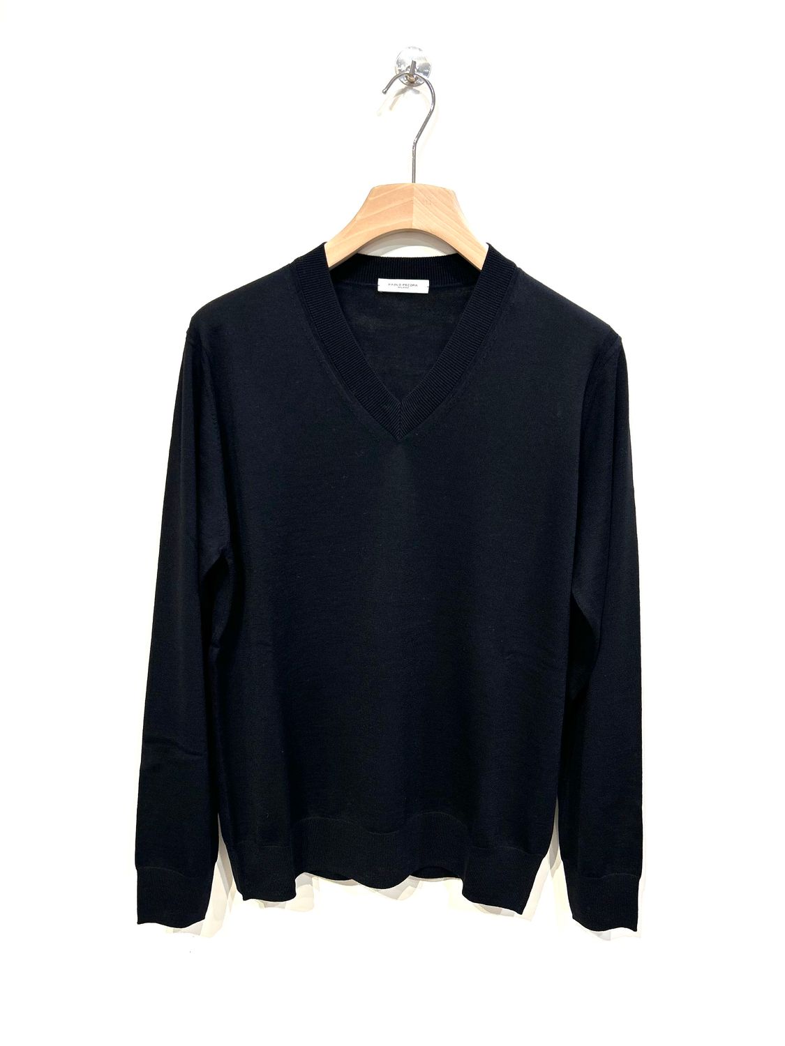 Maglia scollo V profondo in lana merinos finezza 16. Col. Nero