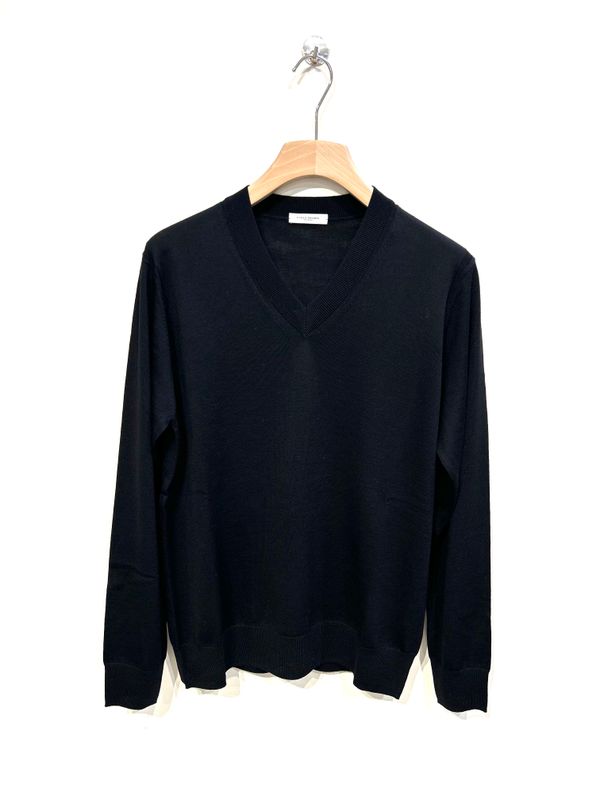 Maglia scollo V profondo in lana merinos finezza 16. Col. Nero