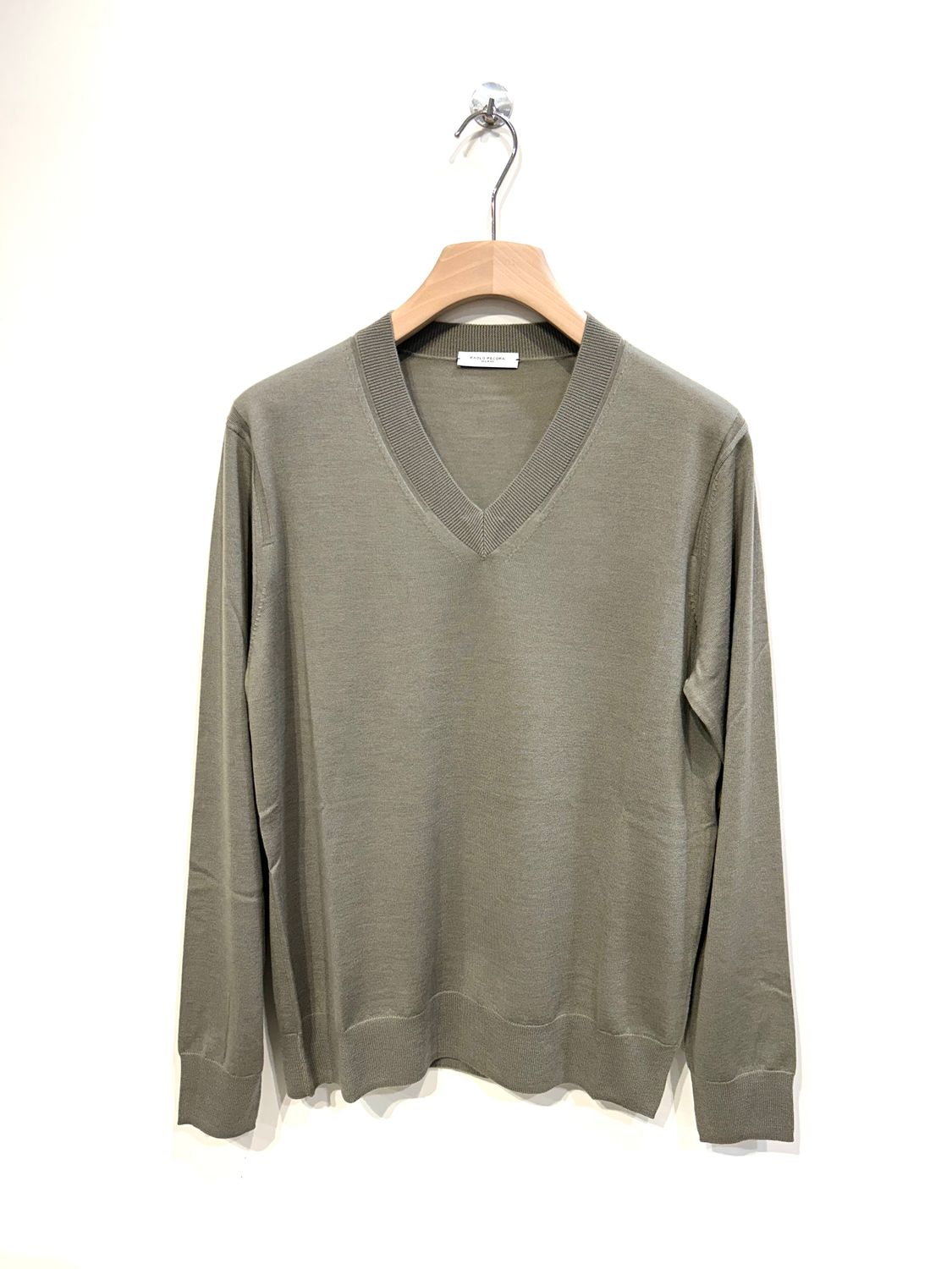 Maglia scollo V profondo in lana merinos finezza 16. Col. Salvia