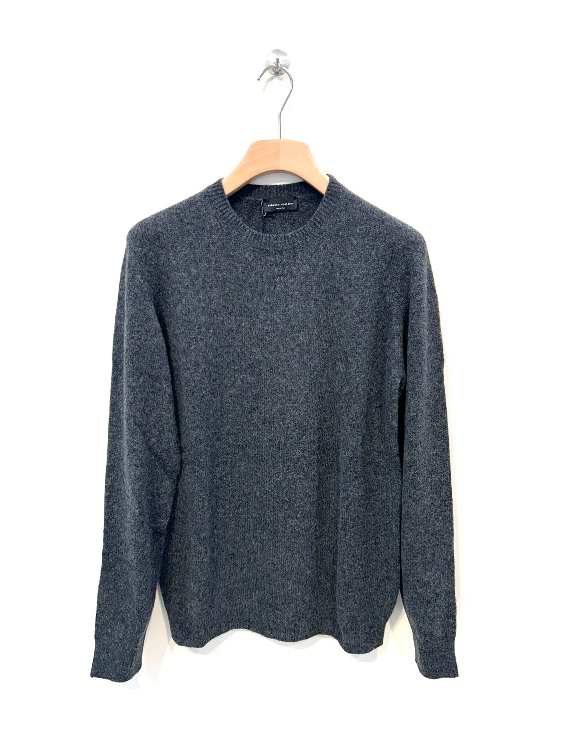 Maglia girocollo realizzata in lana merinos extrafine, baby camel e nylon. Col. Antracite