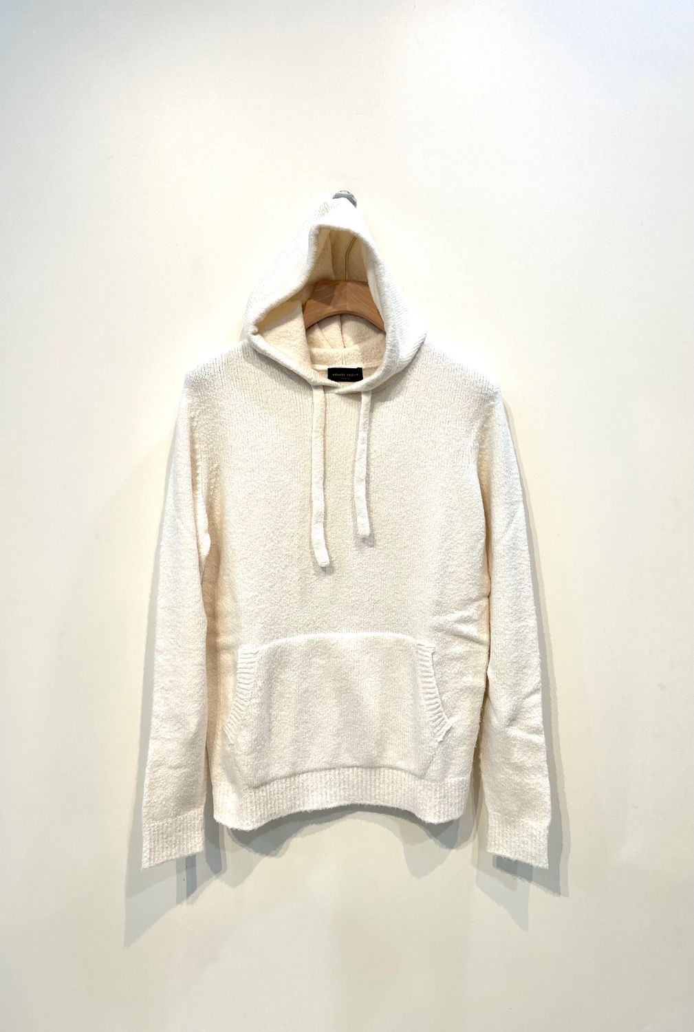 Maglia con cappuccio cotone nylon elasticizzato effetto spugna. Col. Latte