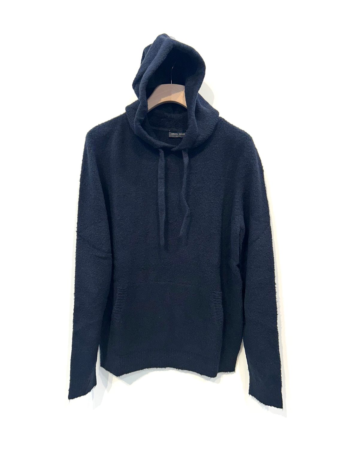 Maglia con cappuccio cotone nylon elasticizzato effetto spugna. Col. Nero