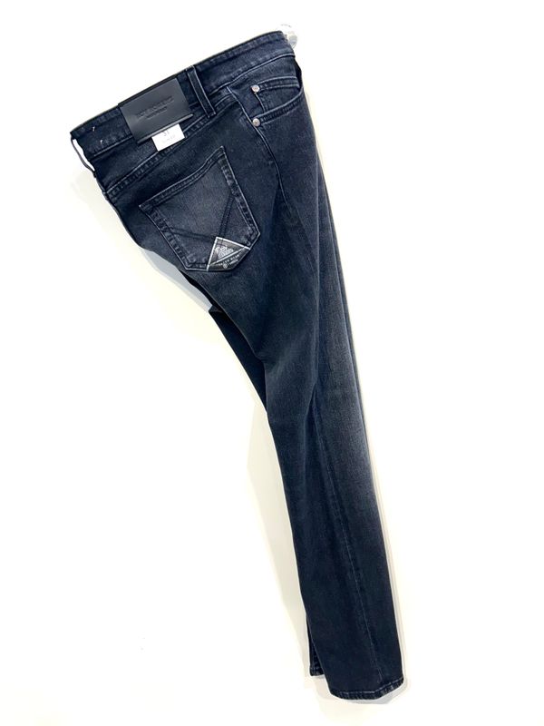 Jeans in tela denim elasticizzata, effetto vintage, slim fit. Col. Nero