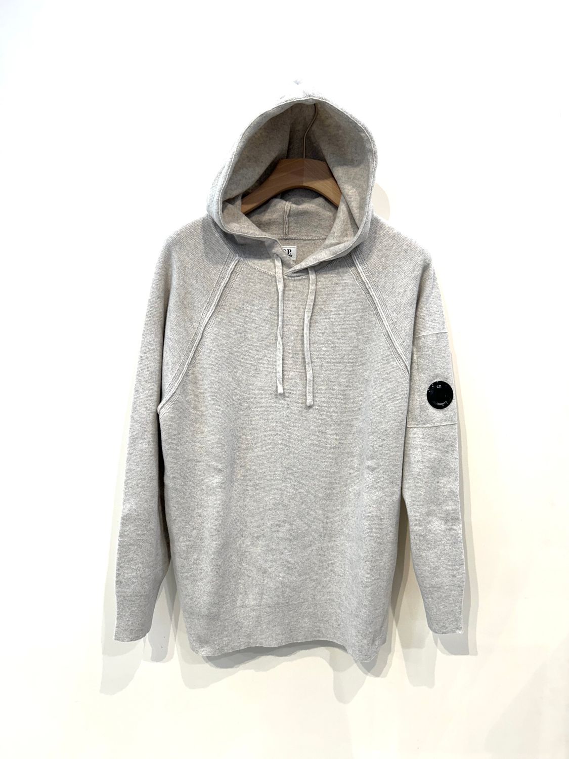 Maglia in lana con cappuccio. Col. Grigio Chiaro